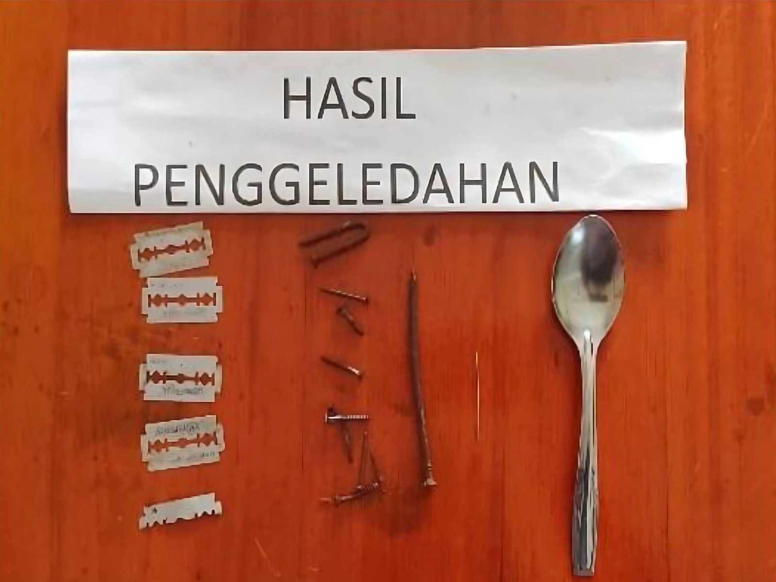 Lapas Kelas IIB Tual gelar razia rutin di kamar hunian untuk mencegah peredaran narkoba, HP ilegal, dan gangguan kamtib, Kamis (4/9). (Dok: Humas Lapas Tual)