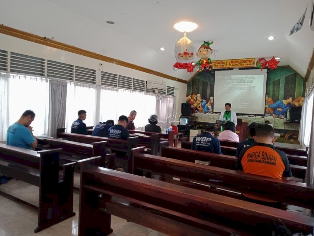 Ibadah rutin GPIB Maranatha di Gereja Oikumene Lapas Banjarmasin berlangsung khidmat, diikuti Warga Binaan Kristiani dan dipimpin Pdt. Jonathan Simanjuntak. (Dok: Humas Lapas Banjarmasin)