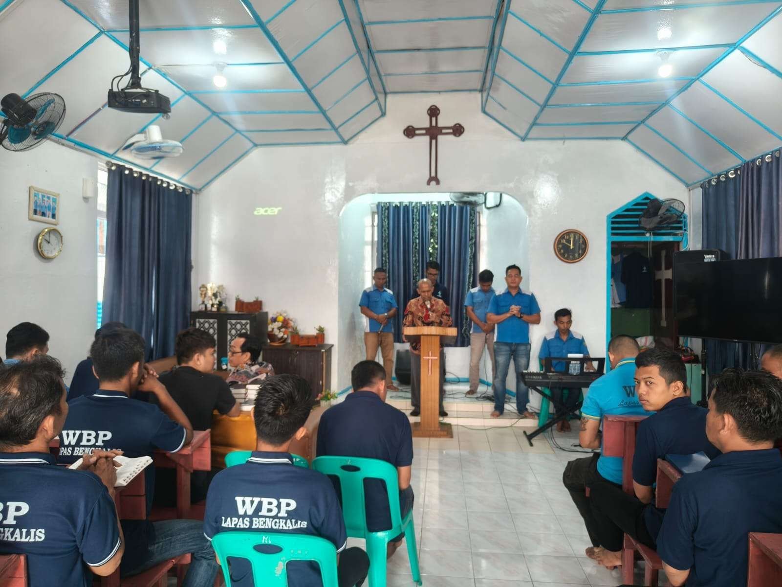 Lapas Kelas IIA Bengkalis gelar ibadah gereja bagi WBP Kristen/Katolik, Jumat (5/9/2025), sebagai wujud komitmen menjamin hak beragama. (Dok: Humas Lapas Bengkalis)
