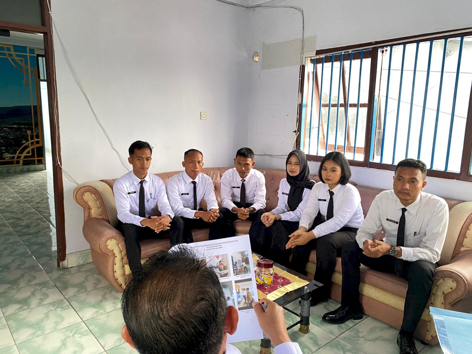 Kalapas Kelas IIB Luwuk, Muhammad Bahrun, memberikan penguatan kepada enam Calon Aparatur Sipil Negara (CASN) angkatan tahun 2024 di ruang kerjanya, Rabu (10/9). (Dok: Web Ditjenpas)