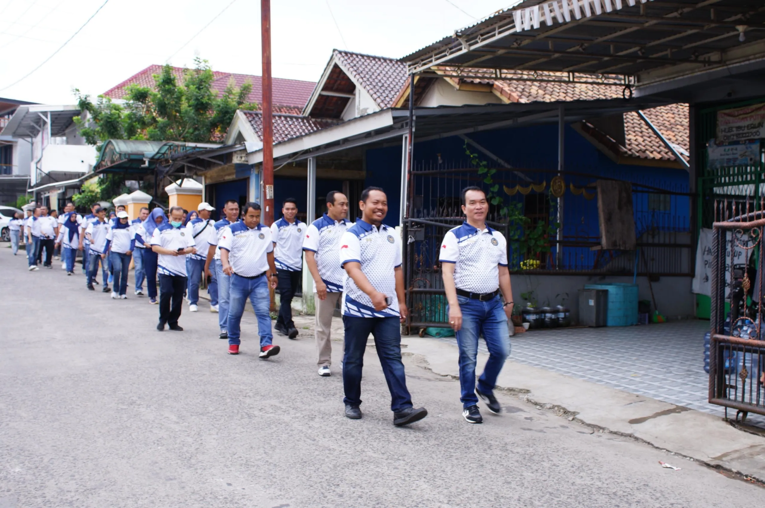 Jalan santai pegawai LPKA Kelas I Palembang hadirkan suasana akrab dan ceria, mempererat kebersamaan serta hubungan antarpegawai. (Dok: Humas LPKA Palembang)