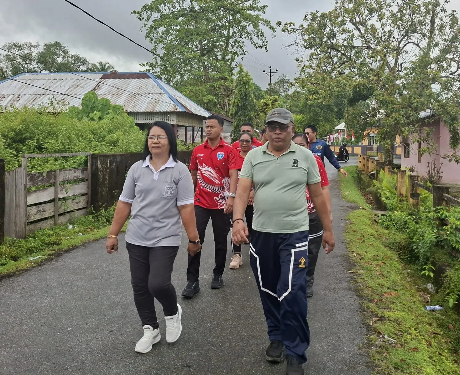 Lapas Kelas III Saparua gelar jalan pagi bersama untuk tingkatkan kebersamaan dan kesehatan pegawai, Jumat (26/09). (Dok: Humas Lapas Saparua)