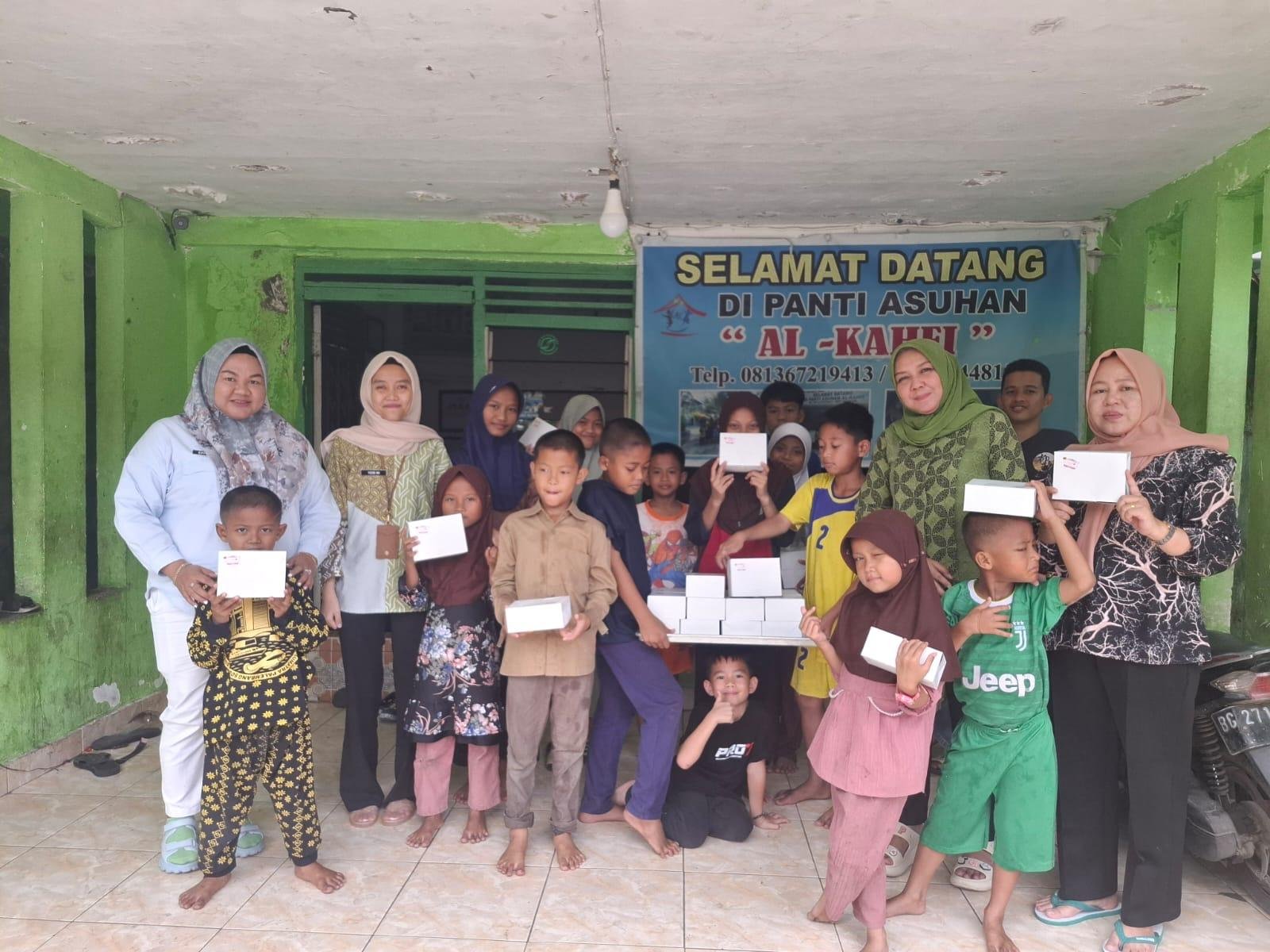 Lapas Perempuan Palembang gelar Jumat Berkah dengan membagikan 30 snack ke panti asuhan dan 50 rice bowl ke warga, hasil donasi pegawai dan produksi warga binaan (19/09). (Dok: Humas Lapas Perempuan Palembang)
