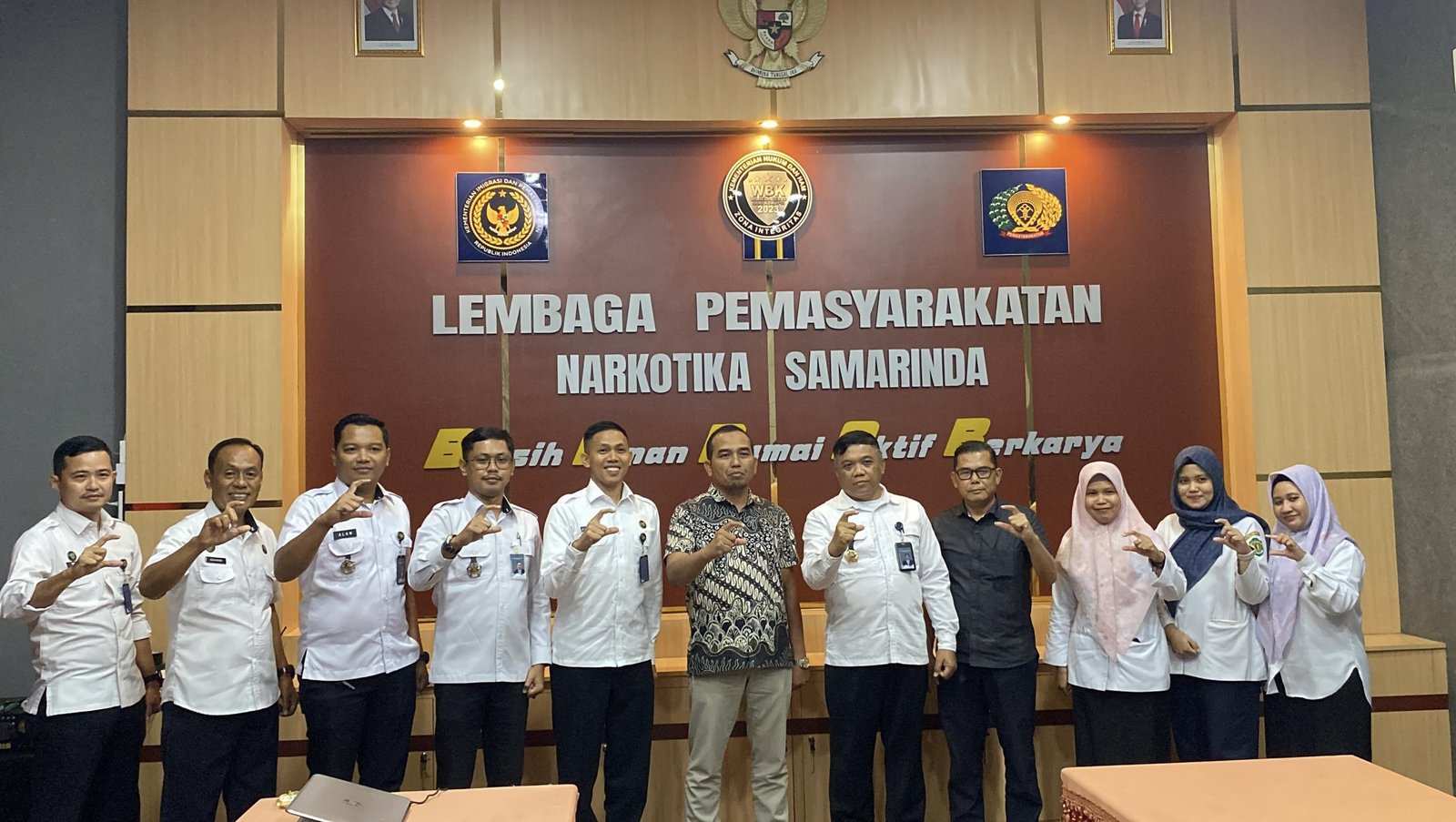 Kalapas Narkotika Samarinda sambut kunjungan Tim Komisi Informasi Kaltim untuk mendukung kepatuhan badan publik terhadap keterbukaan informasi, Rabu (3/9). (Dok: Humas LPN Samarinda)