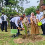Kalapas Narkotika Jakarta, Dr. Syarpani, ikut tanam pohon kelapa serentak di LPKA Jakarta sebagai bagian dari Asta Cita Presiden dan program akselerasi Menkumham, Selasa (9/9). (Dok: Humas LPN Jakarta)
