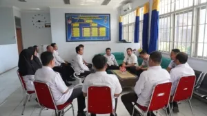 Kalapas Purwokerto pimpin rapat jajaran Binadik bahas penguatan program pembinaan dalam suasana serius dan penuh semangat. (Dok: Humas Lapas Purwokerto)