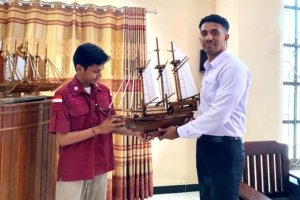 Miniatur kapal pinisi karya WBP Lapas Kelas III Wahai dipajang di Penginapan Three Jen sebagai hasil pelatihan kemandirian dan dapat dibeli oleh tamu. (Dok: Humas Lapas Wahai)