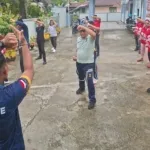 Lapas Kelas III Saparua gelar pelatihan karate untuk pejabat, staf, dan CPNS guna tingkatkan disiplin, kekompakan, dan kesiapsiagaan. (Dok: Humas Lapas Saparua)