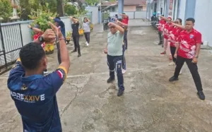 Lapas Kelas III Saparua gelar pelatihan karate untuk pejabat, staf, dan CPNS guna tingkatkan disiplin, kekompakan, dan kesiapsiagaan. (Dok: Humas Lapas Saparua)