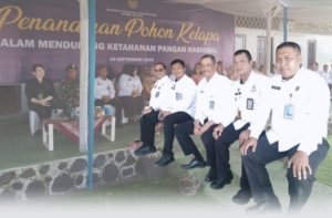 Karutan Demak Ikut Penanaman Pohon Kelapa Serentak