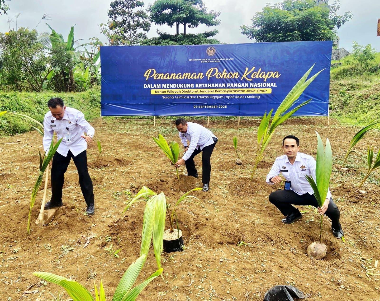 Karutan Sampang Ikuti Penanaman Bibit Pohon Kelapa Serentak