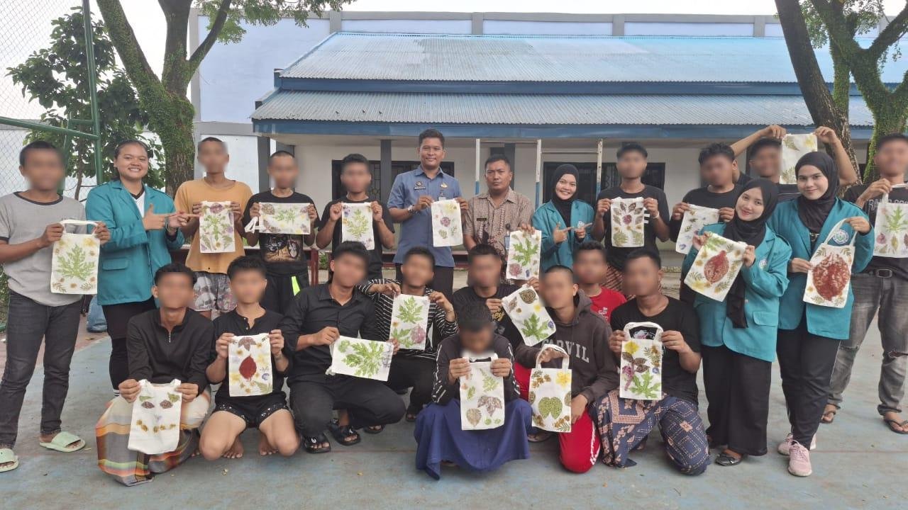 LPKA Kelas I Medan gandeng UNIMED gelar pembinaan kreatif Ecoprint bagi anak binaan, Jumat (19/09/2025). (Dok: Humas LPKA Medan)