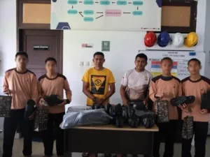 LPKA Kelas II Ambon serahkan sandal dan pakaian dalam kepada 26 anak binaan secara simbolis di aula LPKA, Sabtu (27/9). (Dok: Humas LPKA Ambon)