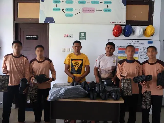 LPKA Kelas II Ambon serahkan sandal dan pakaian dalam kepada 26 anak binaan secara simbolis di aula LPKA, Sabtu (27/9). (Dok: Humas LPKA Ambon)
