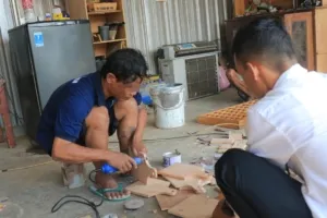 Lapas Pemuda Madiun kembangkan pembinaan meubelair, warga binaan produksi talenan dan asbak dari kayu jati belanda. (Dok: Humas Lapas Pemuda Madiun)