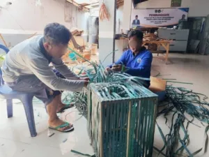Warga Binaan Lapas Sekayu ciptakan keranjang sayur ramah lingkungan dari tali strapping, hasilkan karya kreatif dan fungsional. (Dok: Humas Lapas Sekayu)
