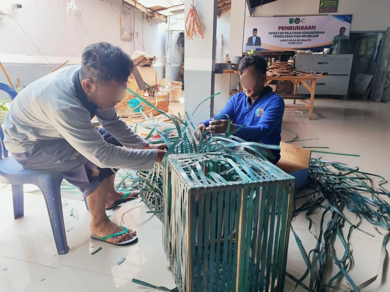 Warga Binaan Lapas Sekayu ciptakan keranjang sayur ramah lingkungan dari tali strapping, hasilkan karya kreatif dan fungsional. (Dok: Humas Lapas Sekayu)