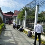 Lapas Kelas IIA Palu gelar pelatihan kepribadian WBP lewat kerja bakti di Pos Penghubung, melibatkan warga binaan blok perumahan. (Dok: Humas Lapas Palu)