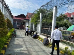 Lapas Kelas IIA Palu gelar pelatihan kepribadian WBP lewat kerja bakti di Pos Penghubung, melibatkan warga binaan blok perumahan. (Dok: Humas Lapas Palu)