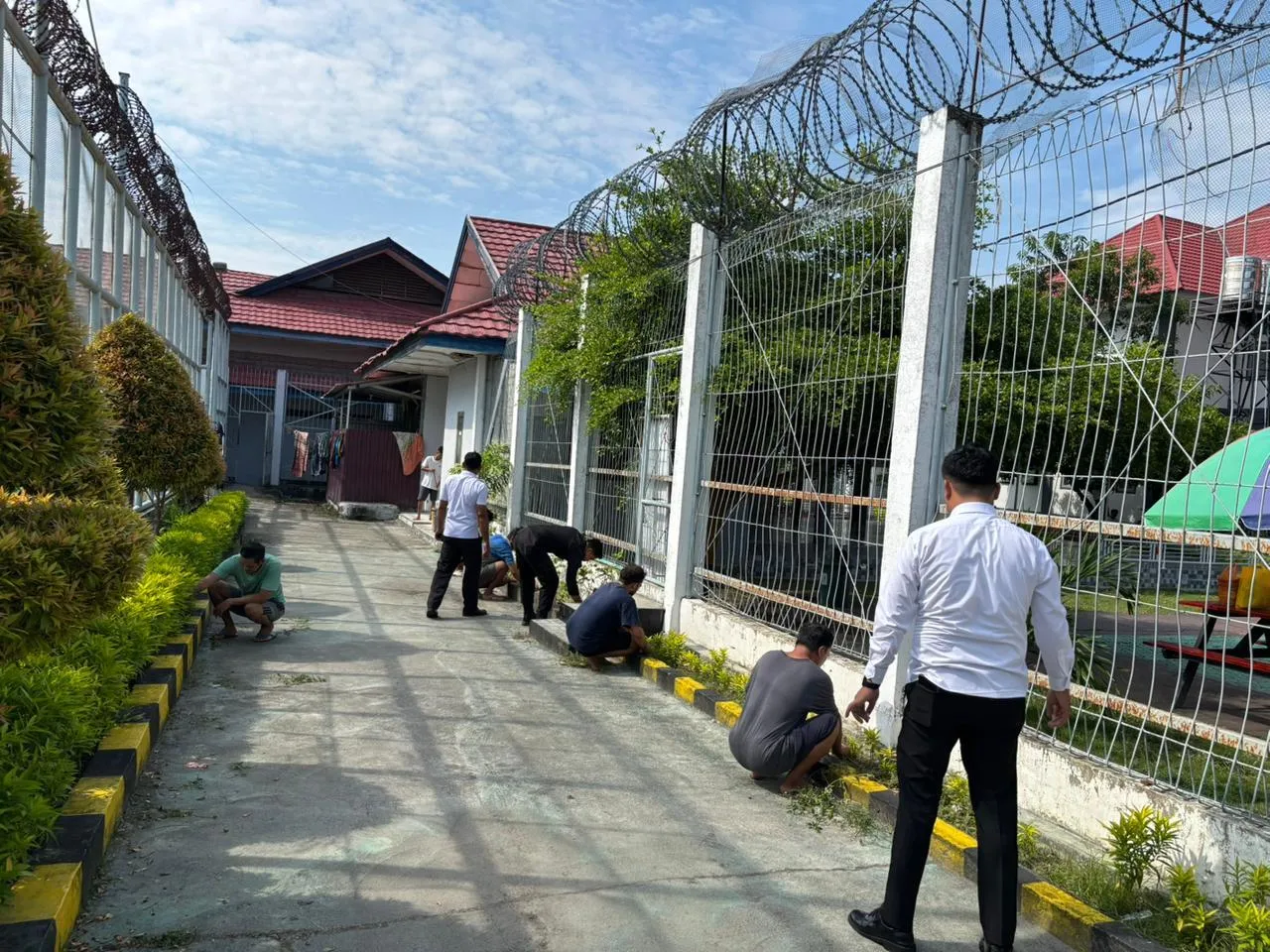 Lapas Kelas IIA Palu gelar pelatihan kepribadian WBP lewat kerja bakti di Pos Penghubung, melibatkan warga binaan blok perumahan. (Dok: Humas Lapas Palu)