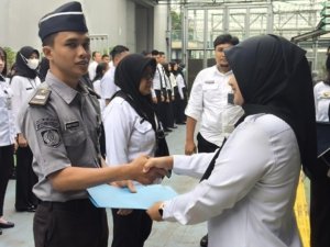 Anggota Primkopasindo Lapas Cipinang terima hasil pilot project INKOPASINDO dalam penyerahan simbolis oleh Kabag TU, Kamis (18/9). (Dok: Humas Lapas Cipinang)