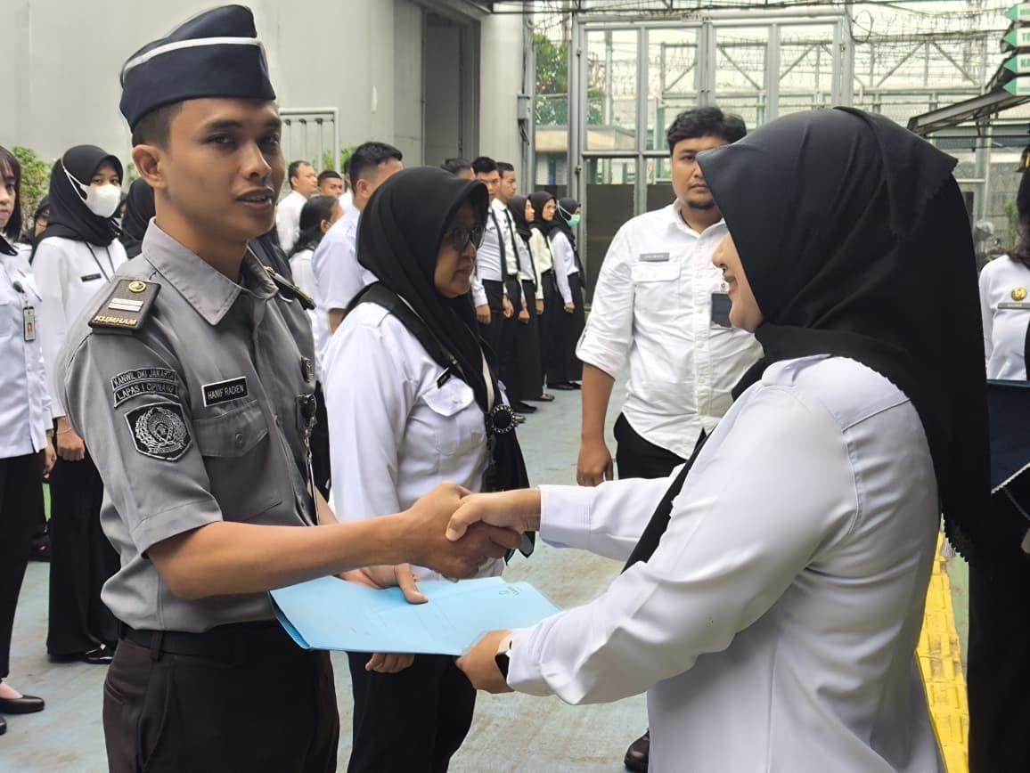 Anggota Primkopasindo Lapas Cipinang terima hasil pilot project INKOPASINDO dalam penyerahan simbolis oleh Kabag TU, Kamis (18/9). (Dok: Humas Lapas Cipinang)