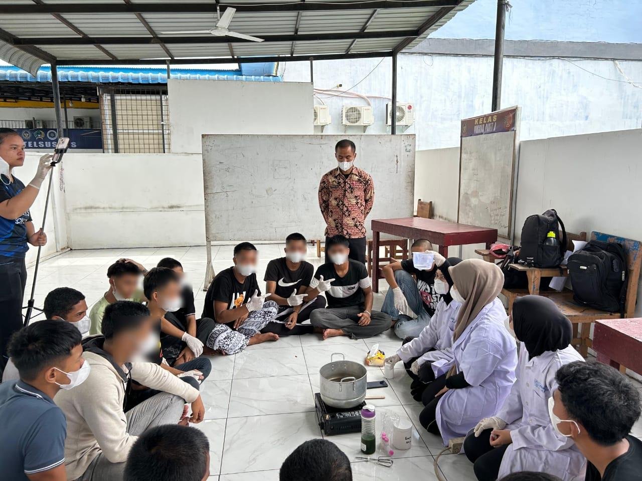 LPKA Medan bersama mahasiswa UNIMED latih anak binaan membuat sabun dan lilin melalui praktek langsung dan pembekalan teori, Sabtu (13/9). (Dok: Humas LPKA Medan)