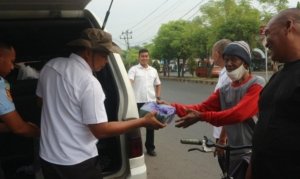 Lapas Kelas IIB Batang gelar bakti sosial dengan membagikan makan siang gratis di Taman Rajawali wujud kepedulian pada masyarakat. (Dok: Humas Lapas Batang)