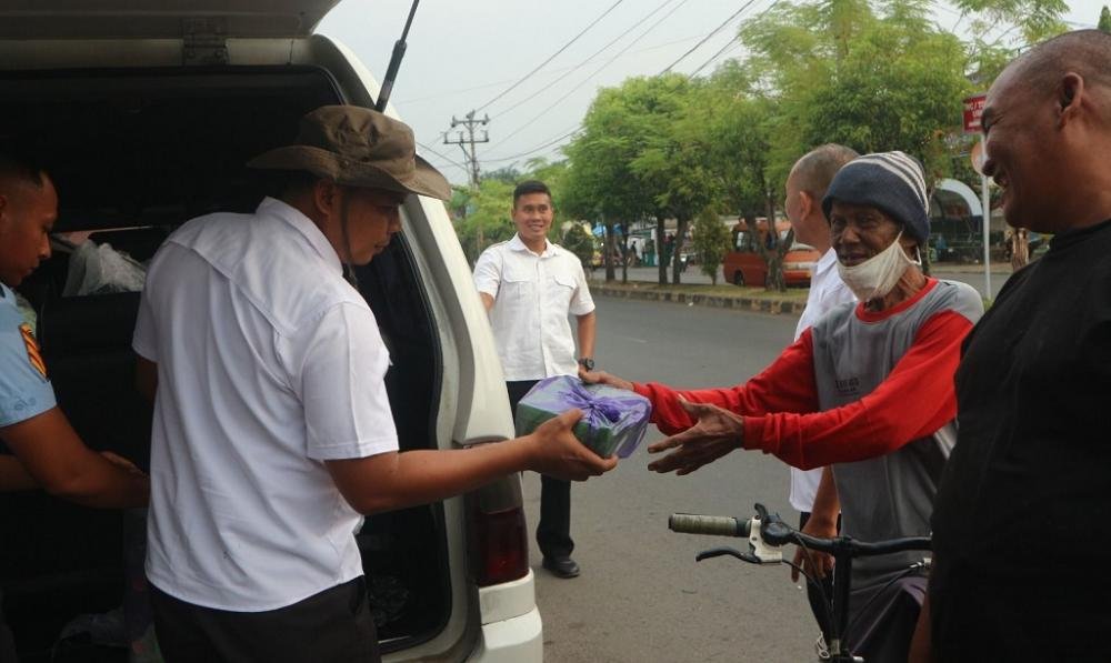 Lapas Kelas IIB Batang gelar bakti sosial dengan membagikan makan siang gratis di Taman Rajawali wujud kepedulian pada masyarakat. (Dok: Humas Lapas Batang)