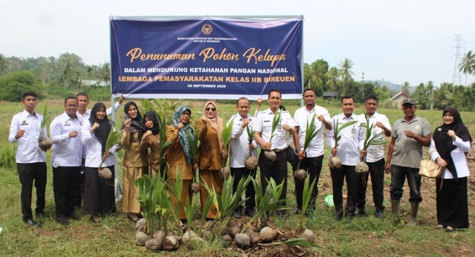 Lapas Bireuen Ikut Tanam Bibit Pohon Kelapa Serentak