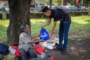 Lapas Cibinong Bagikan Sembako ke Masyarakat Sekitar