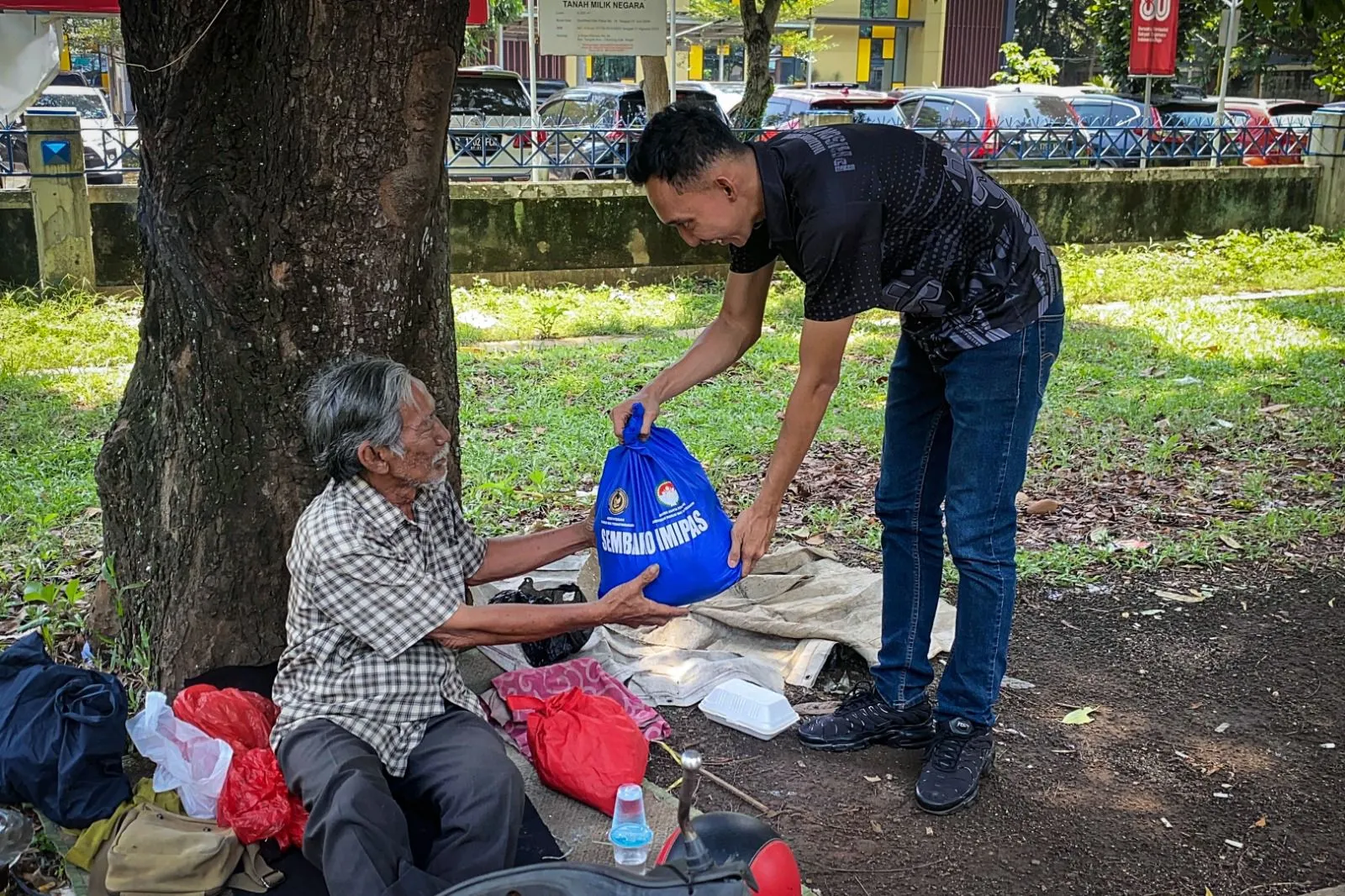 Lapas Cibinong Bagikan Sembako ke Masyarakat Sekitar