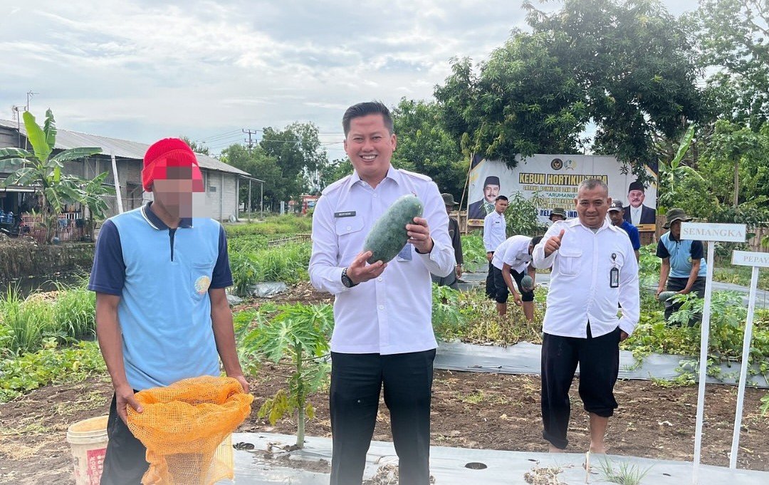 Lapas Indramayu Panen Perdana Semangka