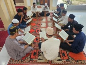 Lapas Kelas IIB Kuala Tungkal mengikuti pembelajaran tajwid Al-Qur’an yang digelar di Masjid At-Taubah, Senin (8/9). (Dok: Web Ditjenpas)