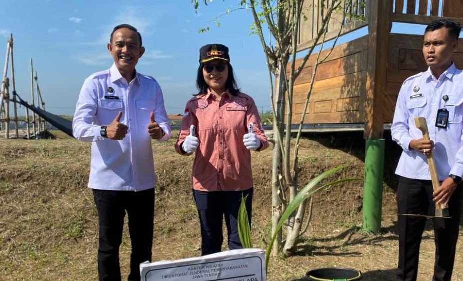 Lapas Semarang Ikut Tanam 1.000 Pohon Kelapa di Kendal