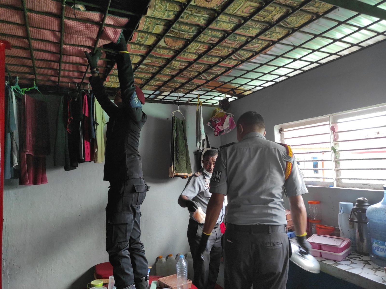 Lapas Kelas IIB Tual gelar razia insidental untuk cegah gangguan keamanan dan peredaran barang terlarang, Kamis (18/9). (Dok: Humas Lapas Tual)