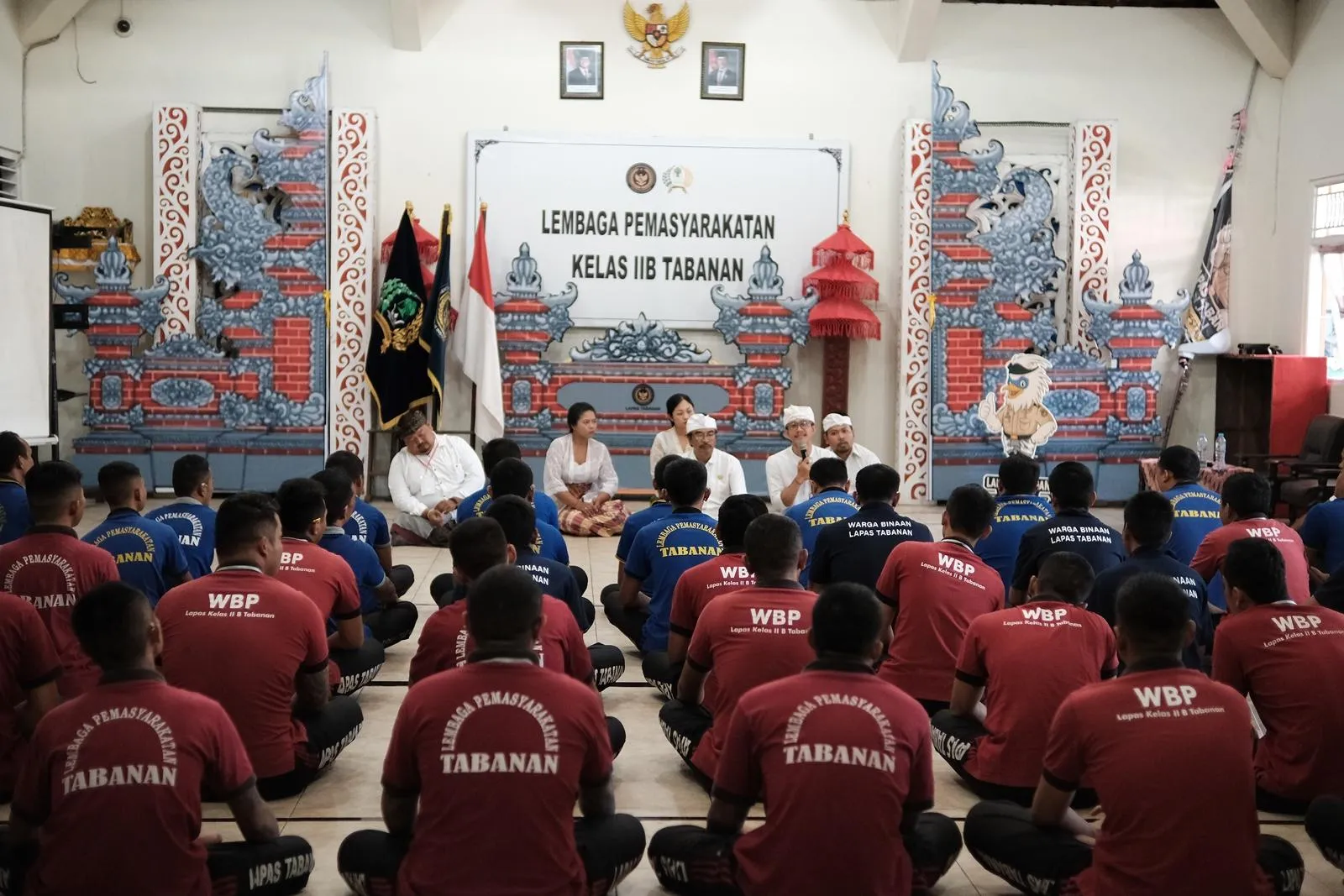 Warga Binaan Lapas Tabanan mengikuti kegiatan Latihan Tari Kecak dengan penuh semangat dan antusias, Senin (22/09). (Dok: Humas Lapas Tabanan)