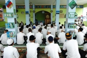 LPKA Kelas I Palembang gelar puncak Maulid Nabi dengan tema meneladani akhlak, diikuti pegawai, pejabat, dan anak binaan secara khidmat. (Dok: Humas LPKA Palembang)