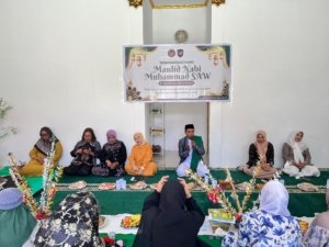 Lapas Perempuan Ambon gelar Maulid Nabi penuh khidmat, diikuti Kalapas, pejabat, pegawai, dan warga binaan muslim dengan semangat kebersamaan. (Dok: Humas Lapas Perempuan Ambon)