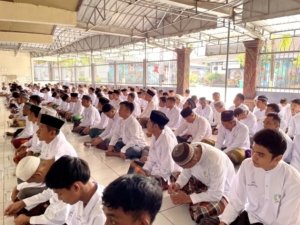 Ratusan WBP dan tahanan Muslim berkumpul khidmat di Masjid Al Muhajirin Lapas Tulungagung untuk peringati Maulid Nabi 1447 H, Jumat (5/9). (Dok: Humas Lapas Tulungagung)