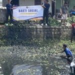 Lapas Kelas IIB Indramayu melaksanakan kegiatan bakti sosial melalui pembersihan sungai di lingkungan sekitar Lapas, Sabtu (06/09/2025). (Dok: Humas Lapas Indramayu)