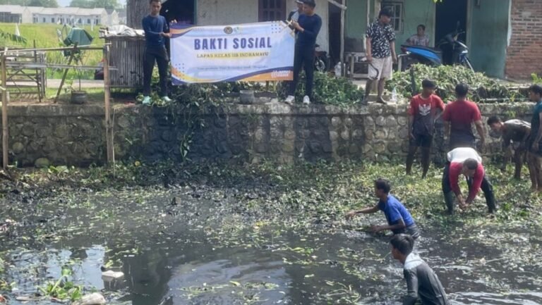 Lapas Kelas IIB Indramayu melaksanakan kegiatan bakti sosial melalui pembersihan sungai di lingkungan sekitar Lapas, Sabtu (06/09/2025). (Dok: Humas Lapas Indramayu)