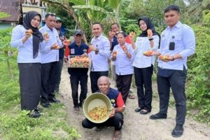 Warga Binaan Lapas Wahai panen 8 kg tomat dan cabai dari kebun 144 m², didampingi Kalapas Tersih Victor Noya, Rabu (10/9). (Dok: Humas Lapas Wahai)