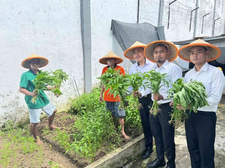 Lapas Sarolangun Rawas gelar panen kangkung bersama warga binaan, wujud nyata program akselerasi Kemenimipas, Senin (15/9). (Dok: Humas Lapas Sarolangun)