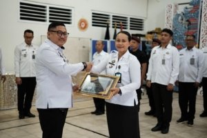 Lapas Tabanan beri penghargaan kepada pegawai teladan Agustus 2025 sebagai bentuk apresiasi atas kinerja maksimal dan konsisten. (Dok: Humas Lapas Tabanan)