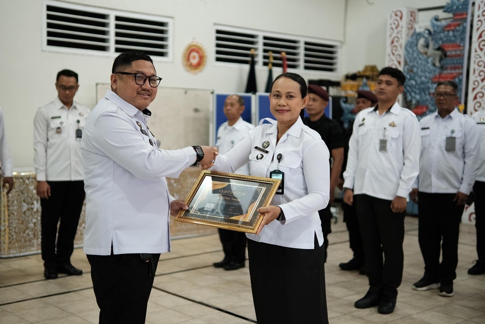Lapas Tabanan beri penghargaan kepada pegawai teladan Agustus 2025 sebagai bentuk apresiasi atas kinerja maksimal dan konsisten. (Dok: Humas Lapas Tabanan)