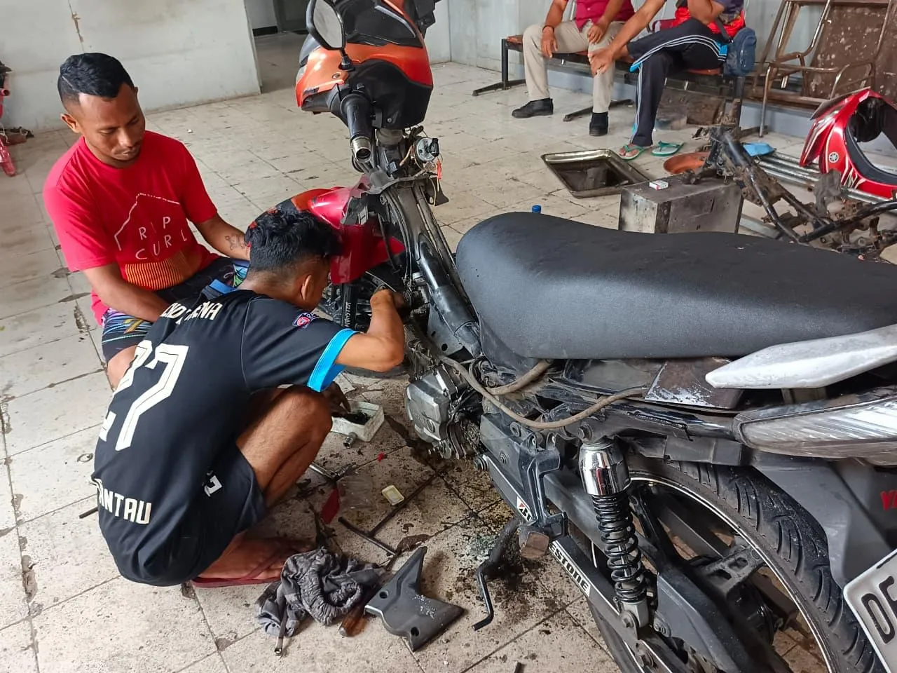 Bengkel motor UMKM di Lapas Ambon sukses berdayakan warga binaan dengan keterampilan mekanik sebagai bekal mandiri pasca-bebas. (Dok: Humas Lapas Ambon)