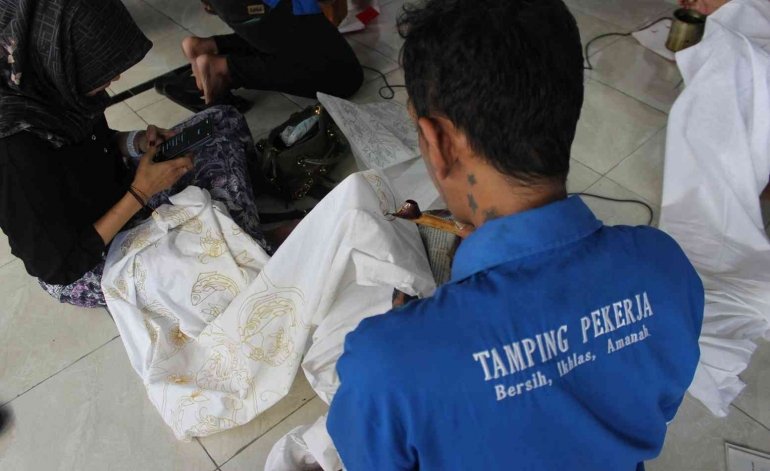 Lapas Kelas IIA Sidoarjo adakan pelatihan membatik untuk warga binaan, membekali keterampilan produktif guna hidup mandiri setelah bebas (6/9). (Dok: Humas Lapas Sidoarjo)