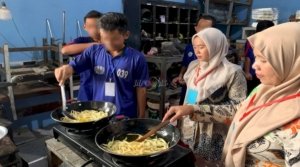 Lapas Kelas IIB Batang lanjutkan pelatihan tata boga bersama Yayasan Sanggar Merti Desa, warga binaan antusias ikuti pelatihan pembuatan stick keju, Jumat (19/9). (Dok: Humas Lapas Batang)