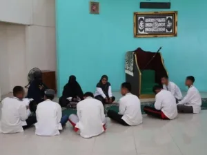 LPKA Kelas II Ambon bersama Kemenag Kota Ambon menggelar pelatihan Qiraah tartil dan merdu bagi anak binaan Muslim di Masjid Baitul Rahman, Senin (29/9). (Dok: Humas LPKA Ambon)